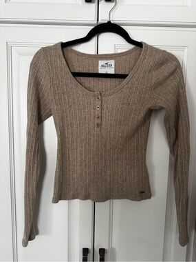 Hollister Ribbed Henley Long Sleeve Top in Taupe